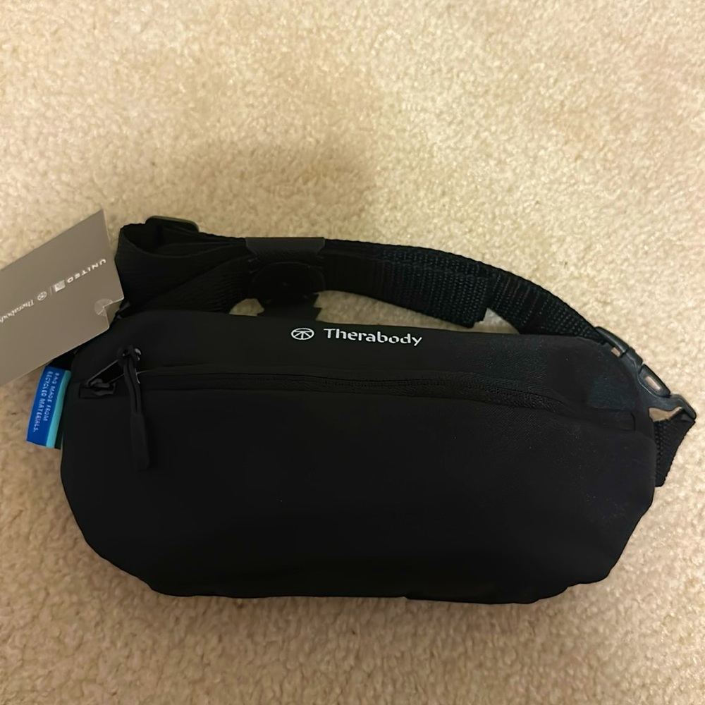 United Polaris Therabody crossbody in black